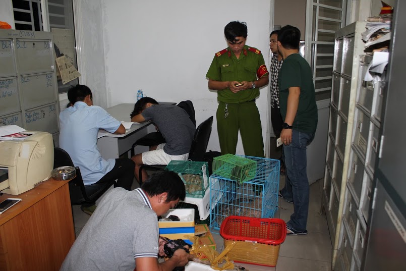 Bắt[-]giữ[-]đối[-]tượng[-]buôn[-]bán[-]động[-]vật[-]hoang[-]dã[-]xuyên[-]quốc[-]gia